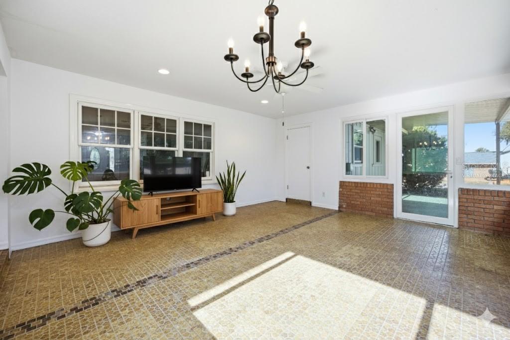 ROLLING HILLS MANOR - Residential