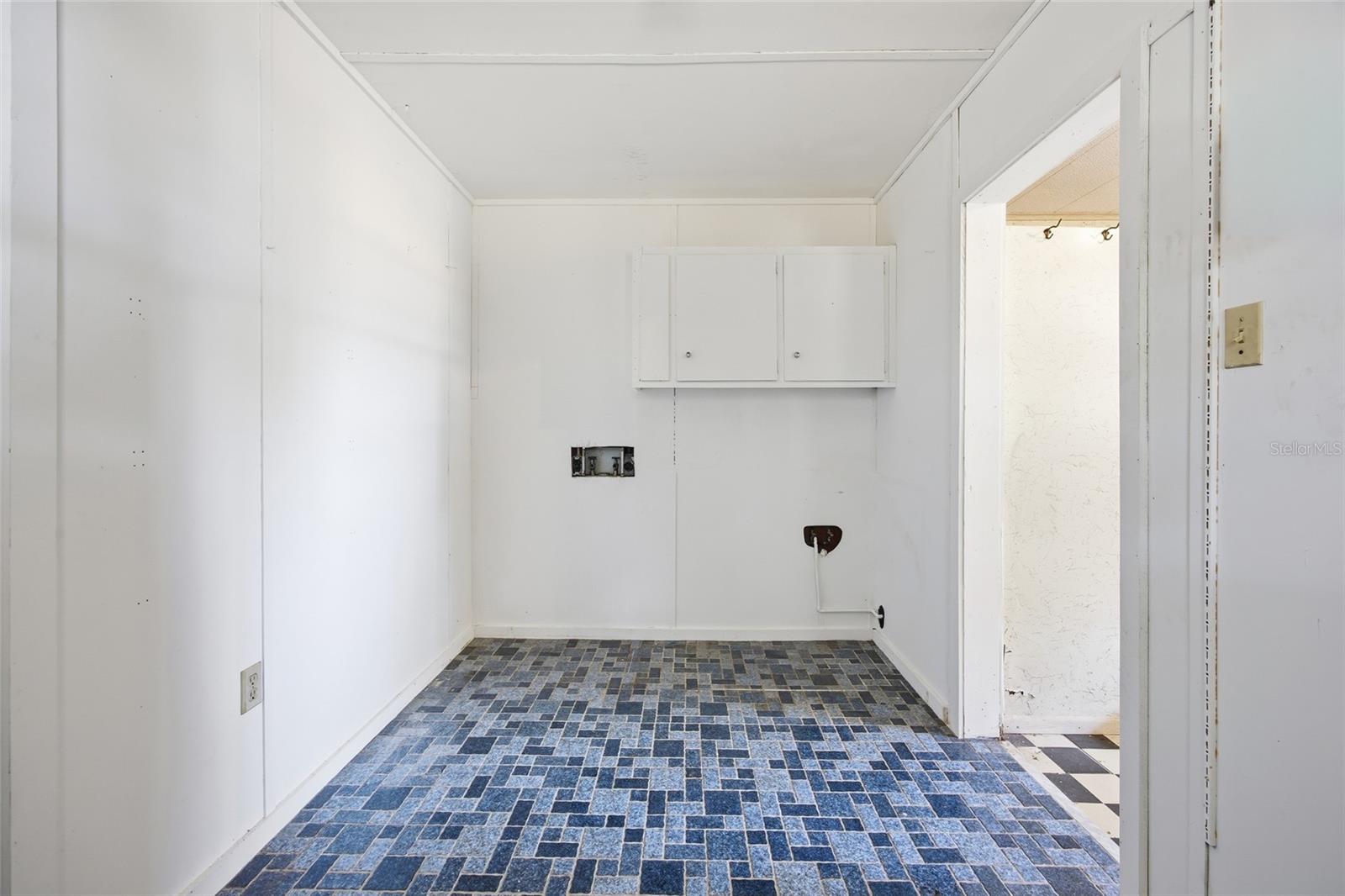 ROLLING HILLS MANOR - Residential