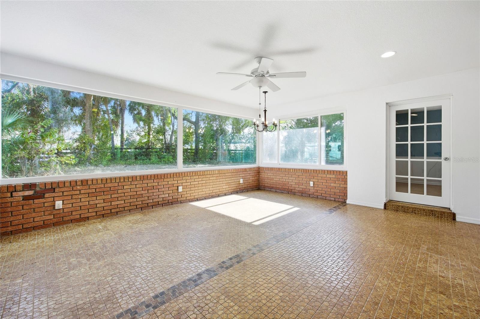 ROLLING HILLS MANOR - Residential