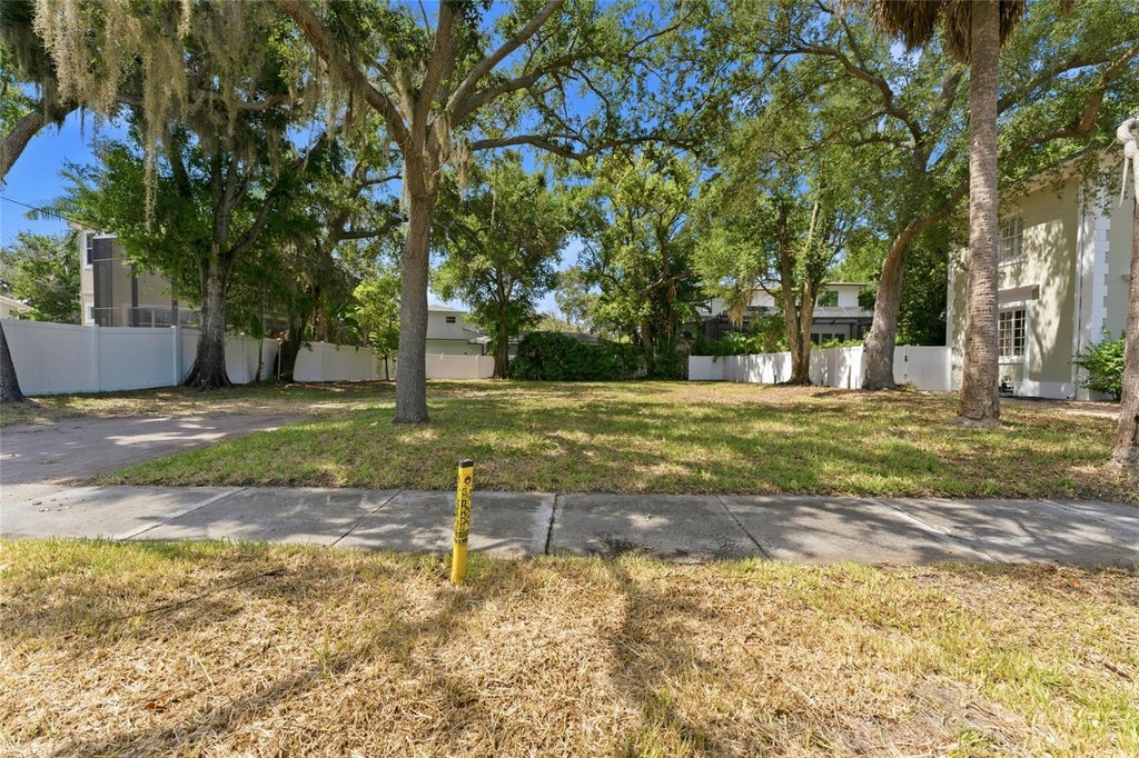 Photo of 5010 W Azeele Street, Tampa, FL 33609 (MLS # TB8523394)