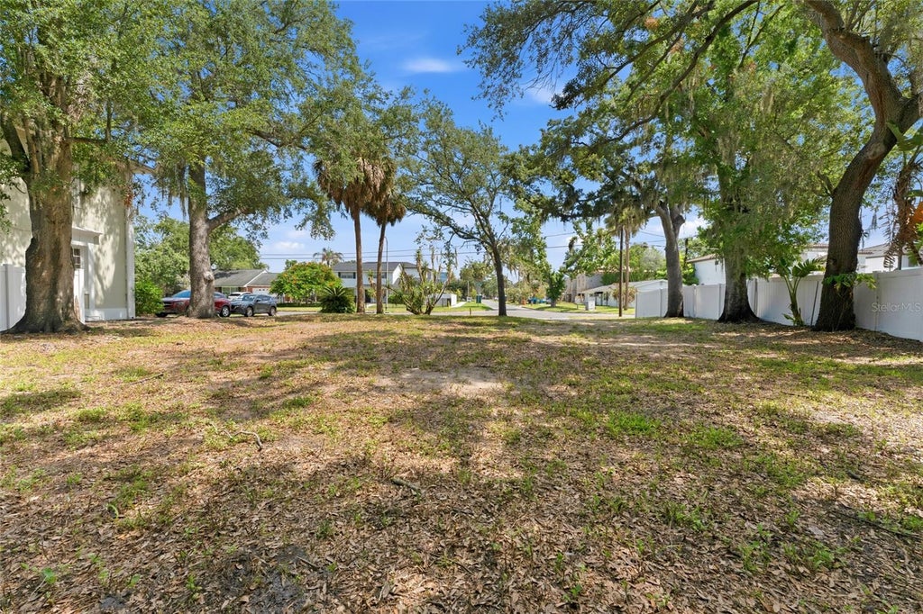 Photo of 5010 W Azeele Street, Tampa, FL 33609 (MLS # TB8523394)