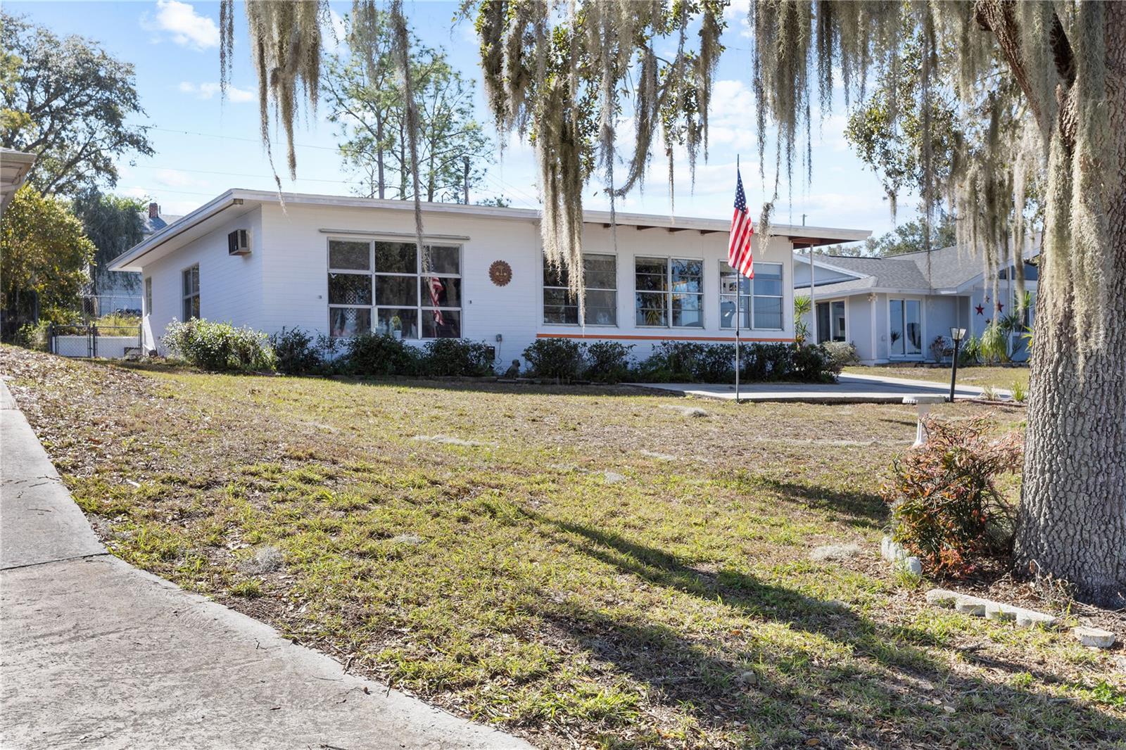 814 S LAKESHORE BOULEVARD
