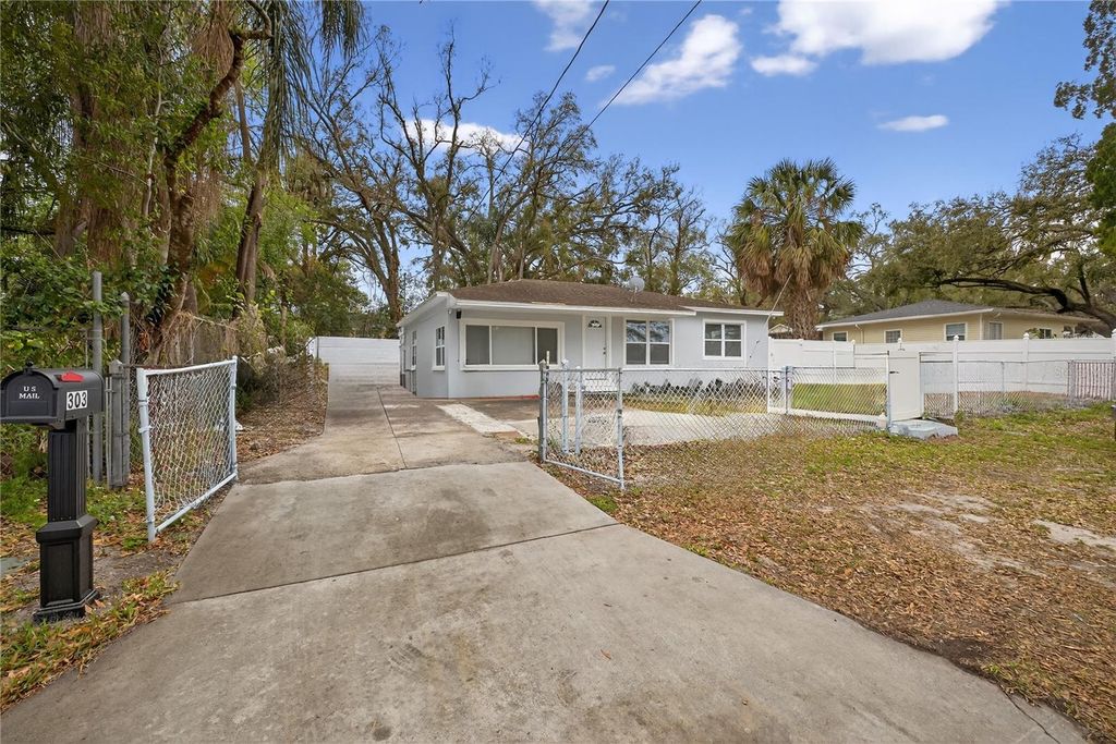 Photo of 303 E Hollywood St, Tampa, FL 33604 (MLS # TB8481378)