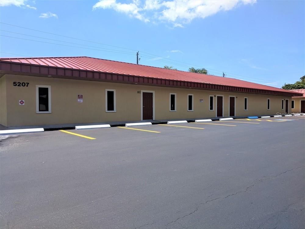Centrally located, newer office space in Bradenton for Lease. This building is located on 26th Street, just off of busy 53rd Ave (State Road 70) providing easy access from the North or South. Premium potential here for Medical, Financial, Insurance or other Professional Tenants.
With approximately 8,386 households located within a 1 mile radius of the property as well as the proximity to State College of Florida, Manatee Technical college, and IMG Academy; the quantity of potential clientele gives you the opportunity to grow your business to a new height.