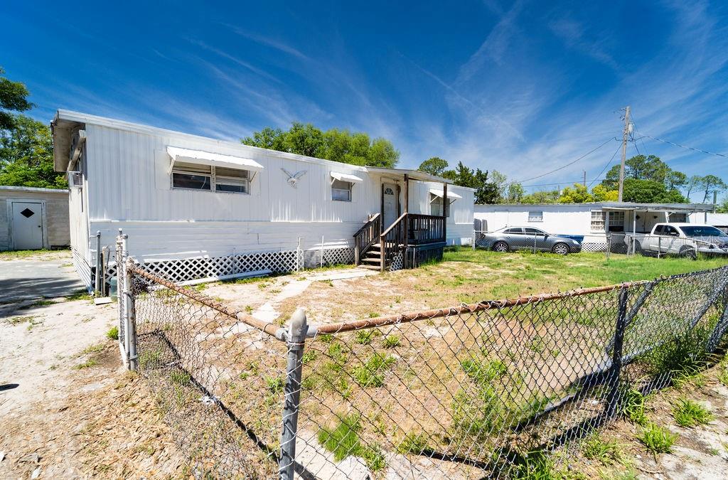 DELAND MOBILE HOMESITES UNREC 157 - Residential