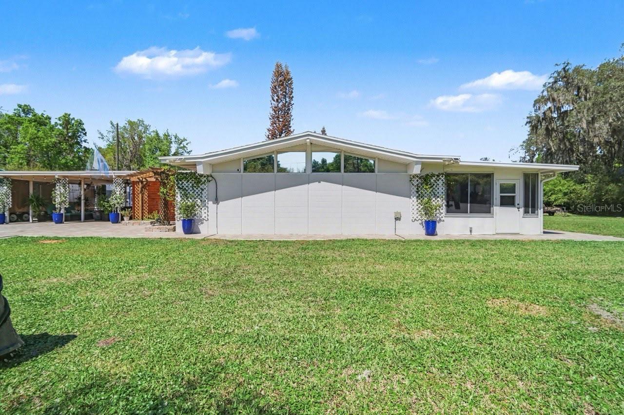 2207 POINSETTIA LANE