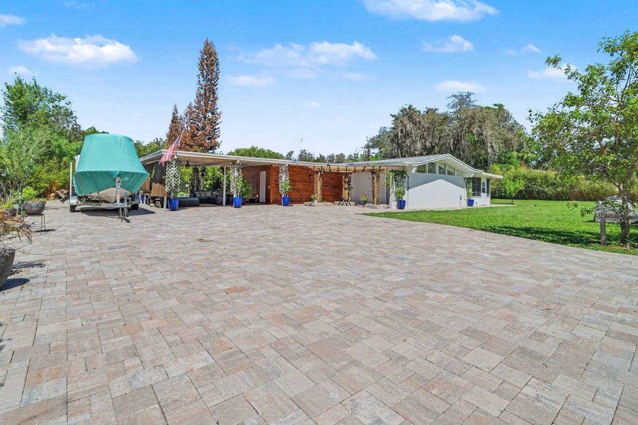 2207 POINSETTIA LANE