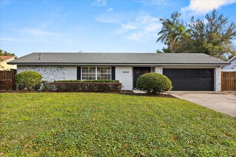 Photo of 2500 Lauderdale Court, Orlando, FL 32805 (MLS # O6359289)