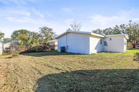 A home in PLANT CITY