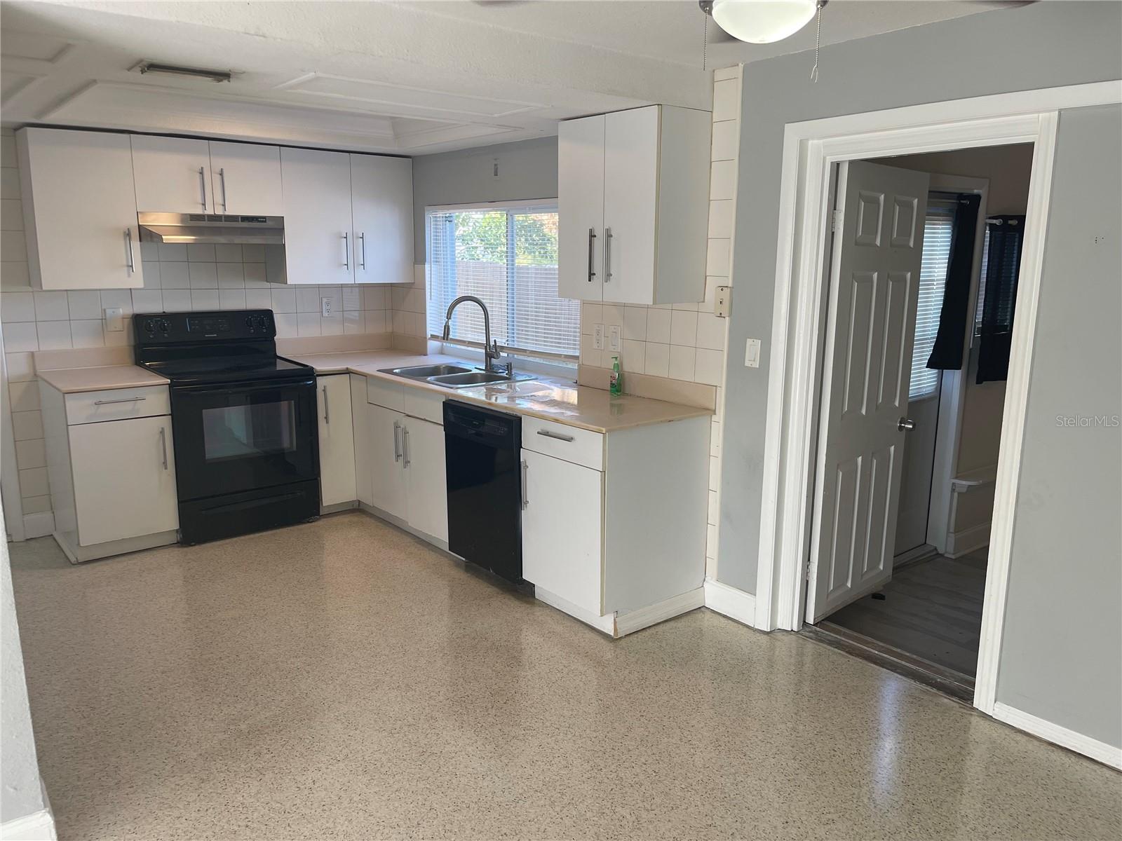 BEACON SQUARE - Residential Lease