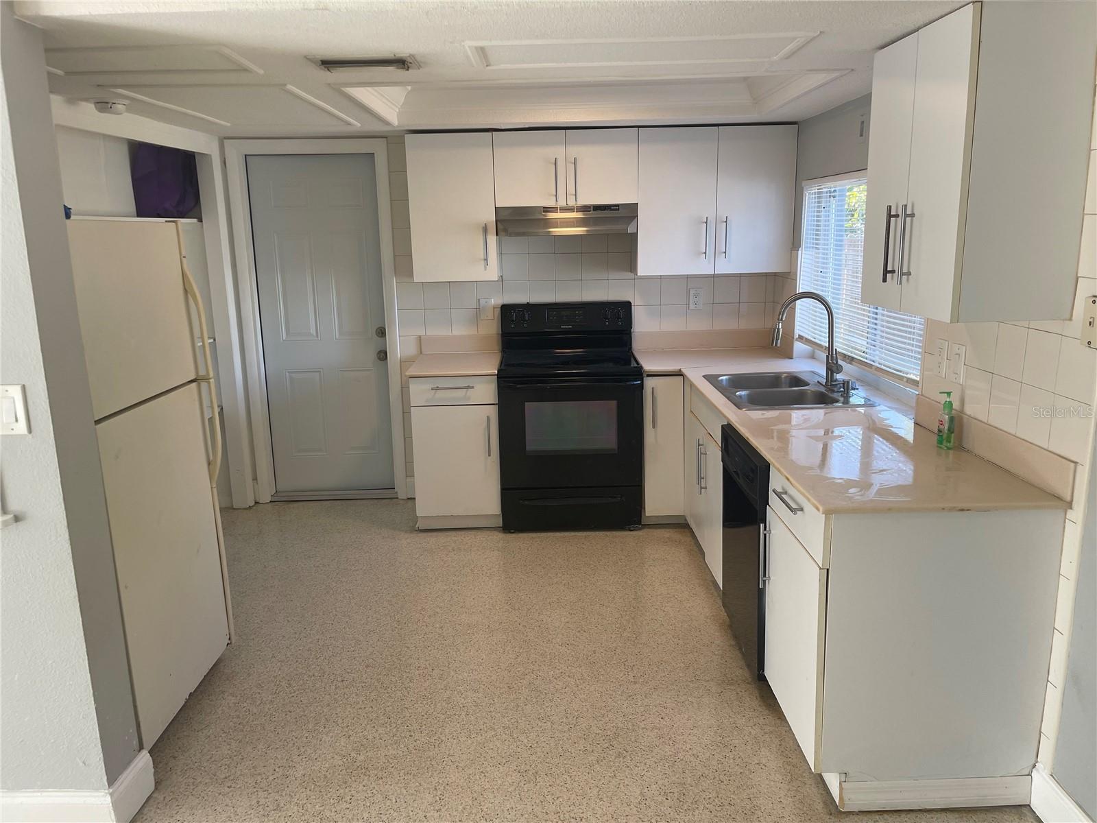 BEACON SQUARE - Residential Lease