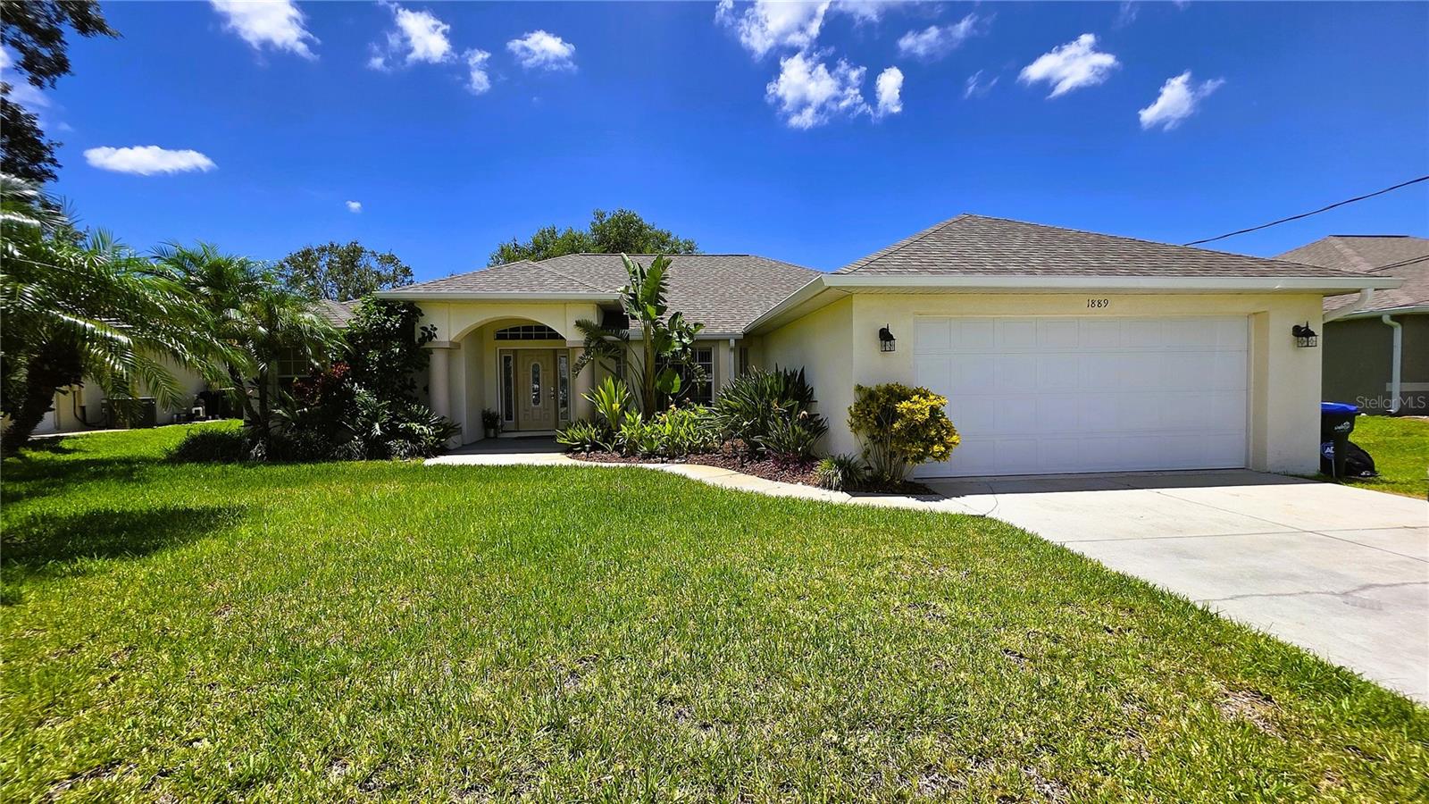 WELCOME HOME! Upon entry you will notice the spacious great room, formal dining and cathedral ceilings.
The kitchen boasts premium appliances, tons of cabinet space, closet pantry and a large breakfast nook. Master bathroom has walk in shower, large soaking bathtub and dual sinks!! Family/guests will enjoy privacy in this split floor plan, 2 OVERSIZED guest bedrooms features EXTRA LARGE CLOSET SPACE!! Dual sliding glass doors lead you out to the large screen enclosed lanai with large SALTWATER HEATED POOL (new in 2021) . Roof shingle replaced in 2022. The expansive yard features PRIVACY FENCE, TREES, STORAGE SHED and plenty of room for a POOL. Lets not forget the magnificent Oak Tree!! FULL ASKING PRICE INCLUDE ALL FURNITURE AND ACCESSORIES AS SEEN ON LISTING PICTURES. HOUSE READY FOR MOVE IN.