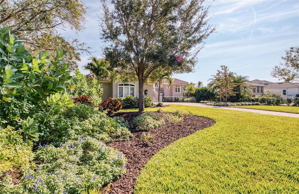 Photo of 5918 Bahama Shores Drive S, St Petersburg, FL 33705 (MLS # TB8460952)