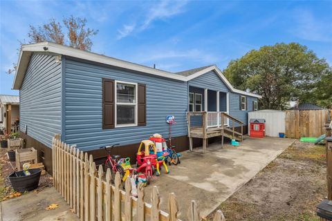 4 CAYMAN CIRCLE UMATILLA FL 32784