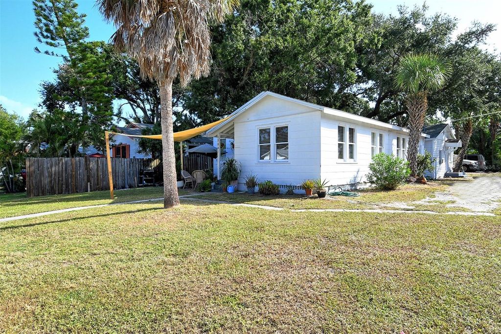 Photo of 1704 Cocoanut Avenue, Sarasota, FL 34234 (MLS # A4666635)