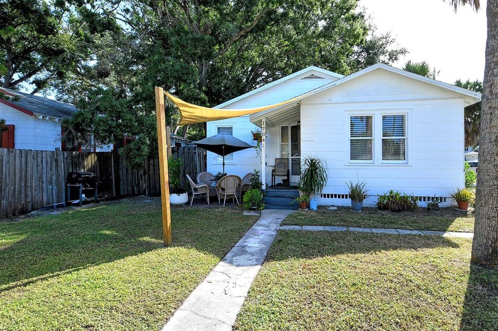 Photo of 1704 Cocoanut Avenue, Sarasota, FL 34234 (MLS # A4666635)