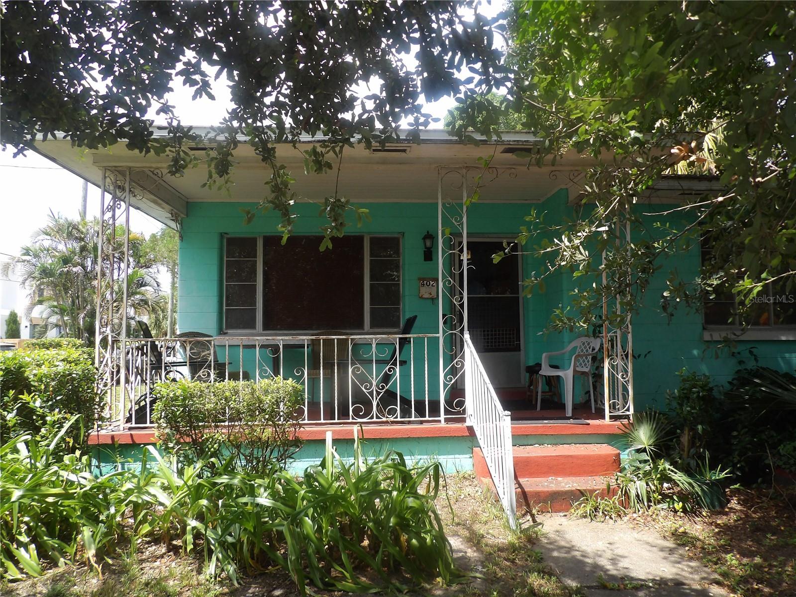 LOCATION LOCATION LOCATION: Charming Bungalow ideal for Owner or Investor in North Hyde Park!!! Excellent opportunity to be in an A-Rated school district, Mitchell, Wilson and Plant High. This 2 bedroom, 1 bath home is ready for an upgrade. Spacious kitchen, family and living room, dining room, inside laundry, fenced backyard, covered carport, above ground pool and more. Newly remolded bathroom, 4 year old roof, two year old AC. This home is in walking distance to local businesses, downtown, dog parks, Ybor, Channelside, The University of Tampa, Tampa General Hospital, area attractions, restaurants and more.