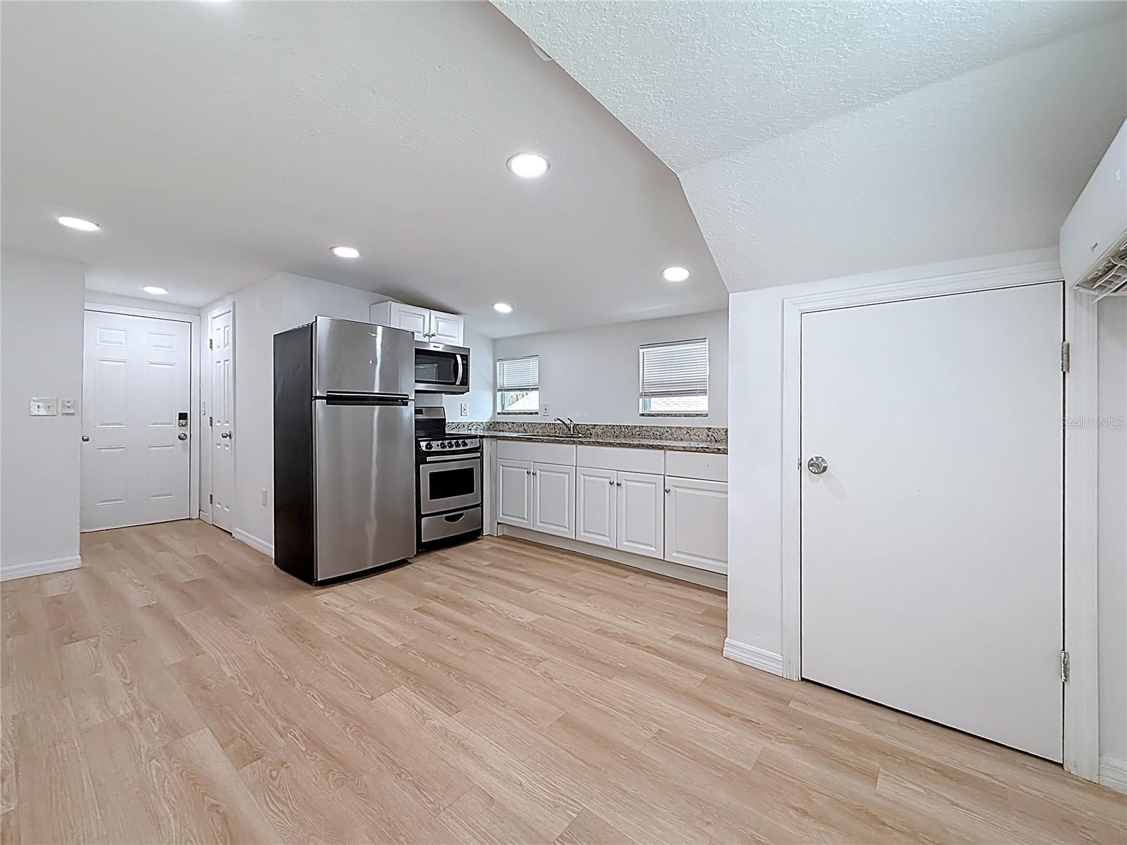 LAUGHNERS EXT OF KERR ADD - Residential Lease