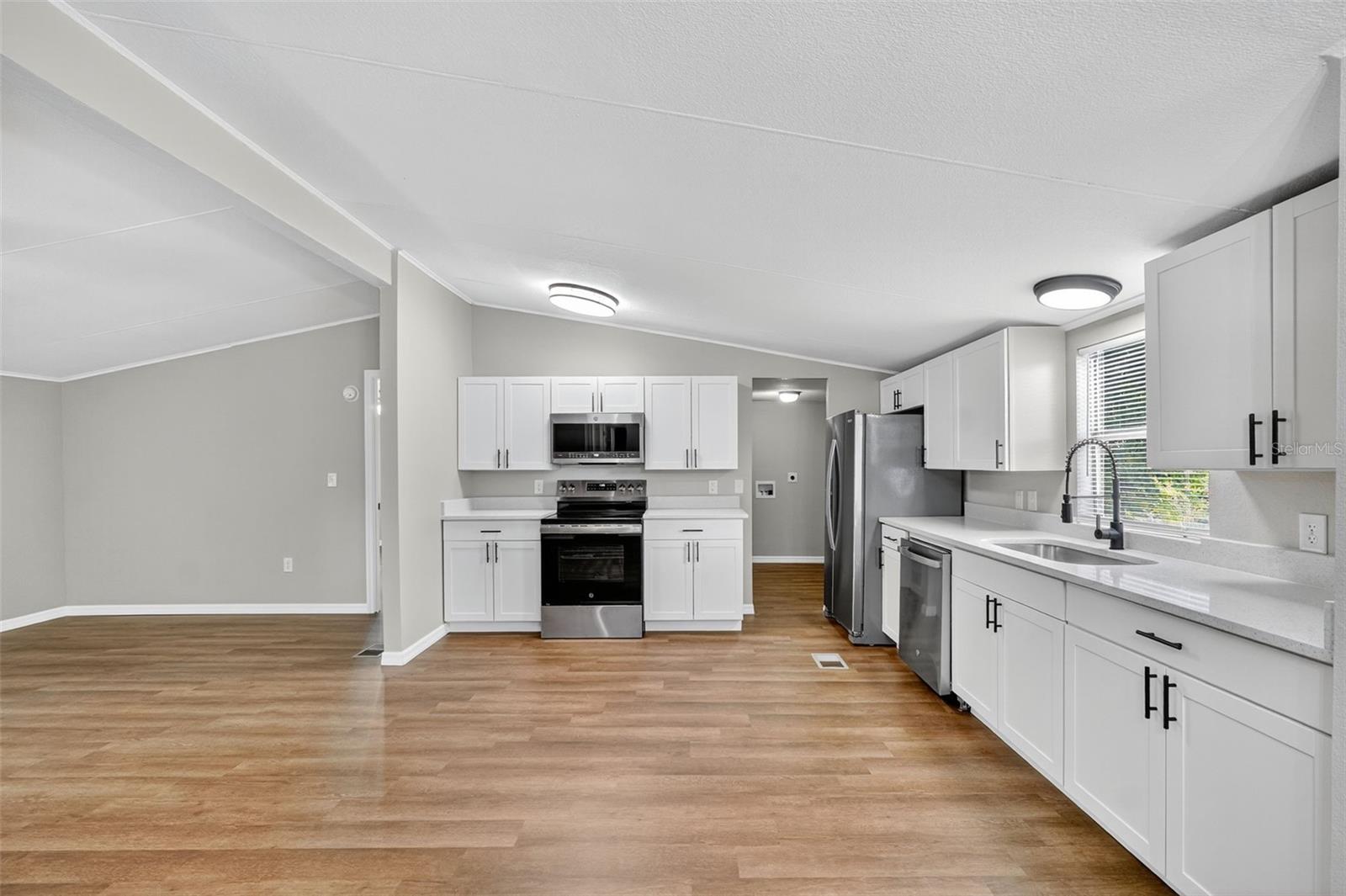 MOBILE HOME VLG - Residential