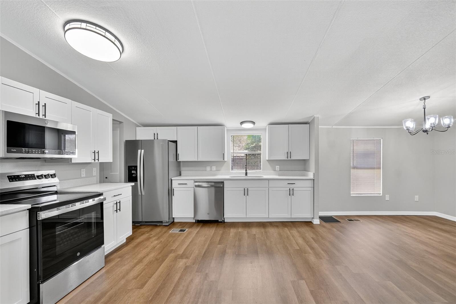 MOBILE HOME VLG - Residential