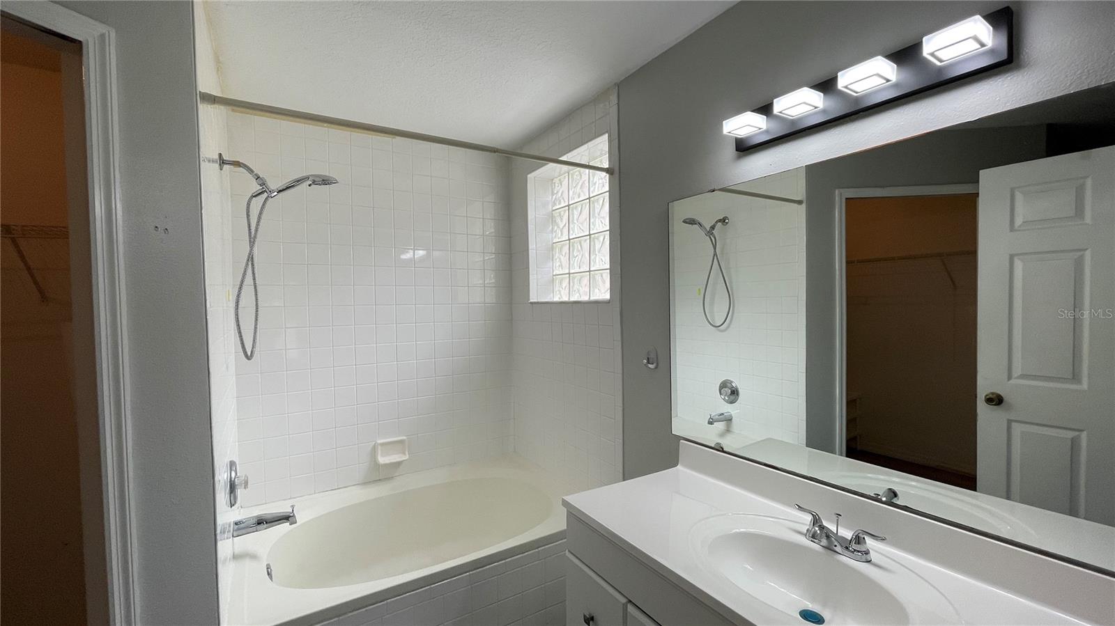 ROYAL RIDGE - Residential Lease