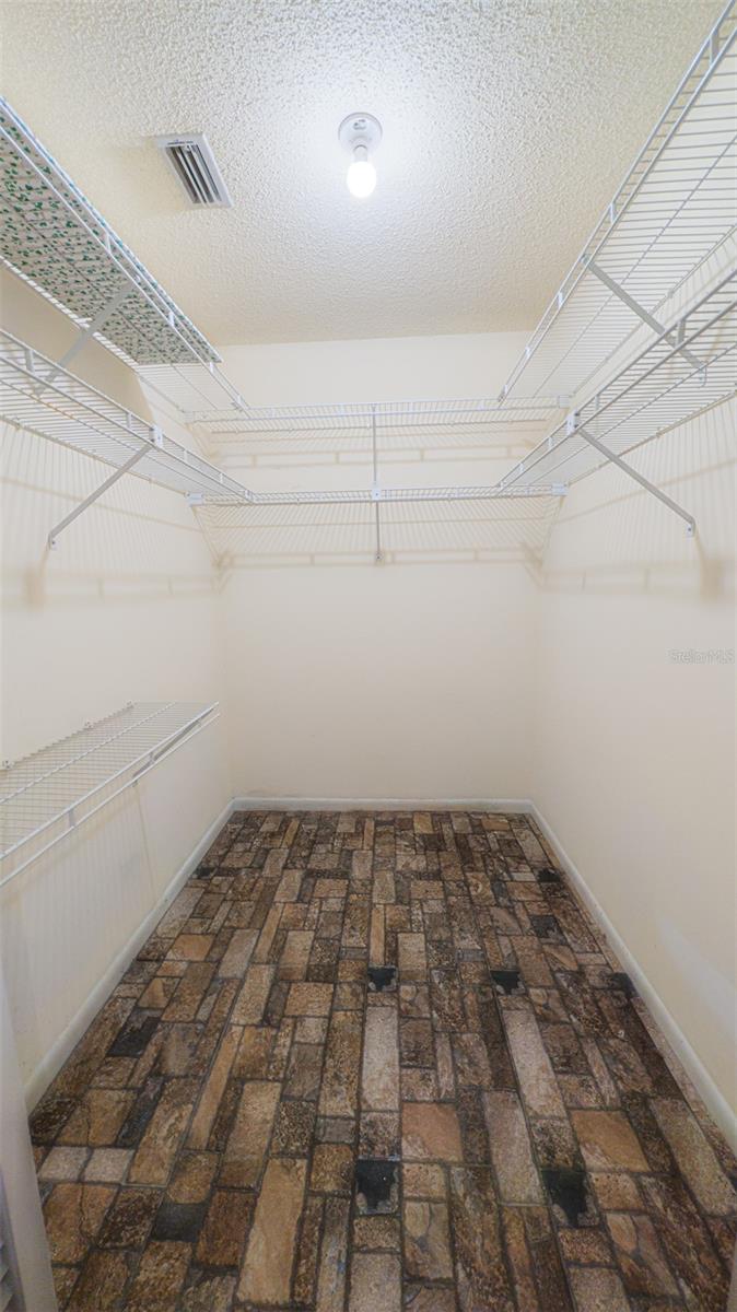 CIRCLE SQUARE WOODS - Residential