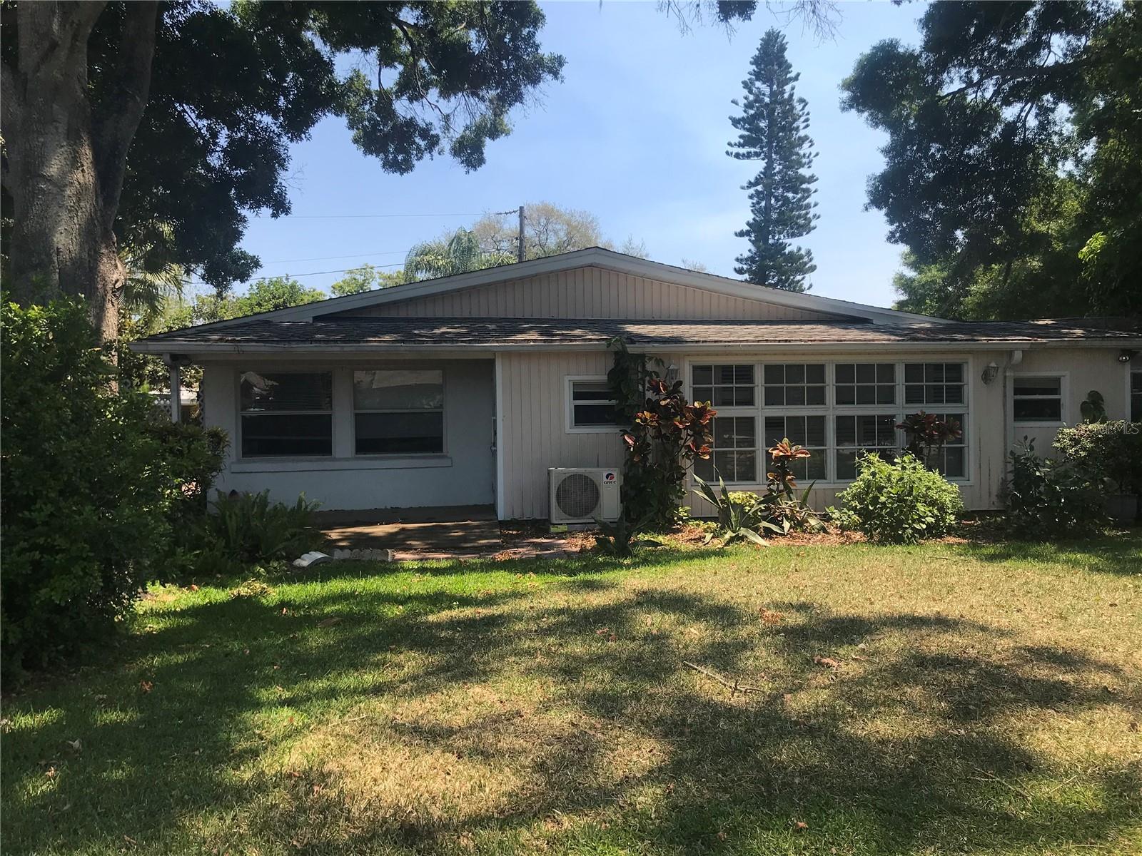 Wonderful studio apartment in a triplex in Sarasota. The unit has a large living area, open kitchen with center island and a large bathroom. The property is in close proximity to Gulf beaches, Bee Line Rd shopping and restaurants and I-75.