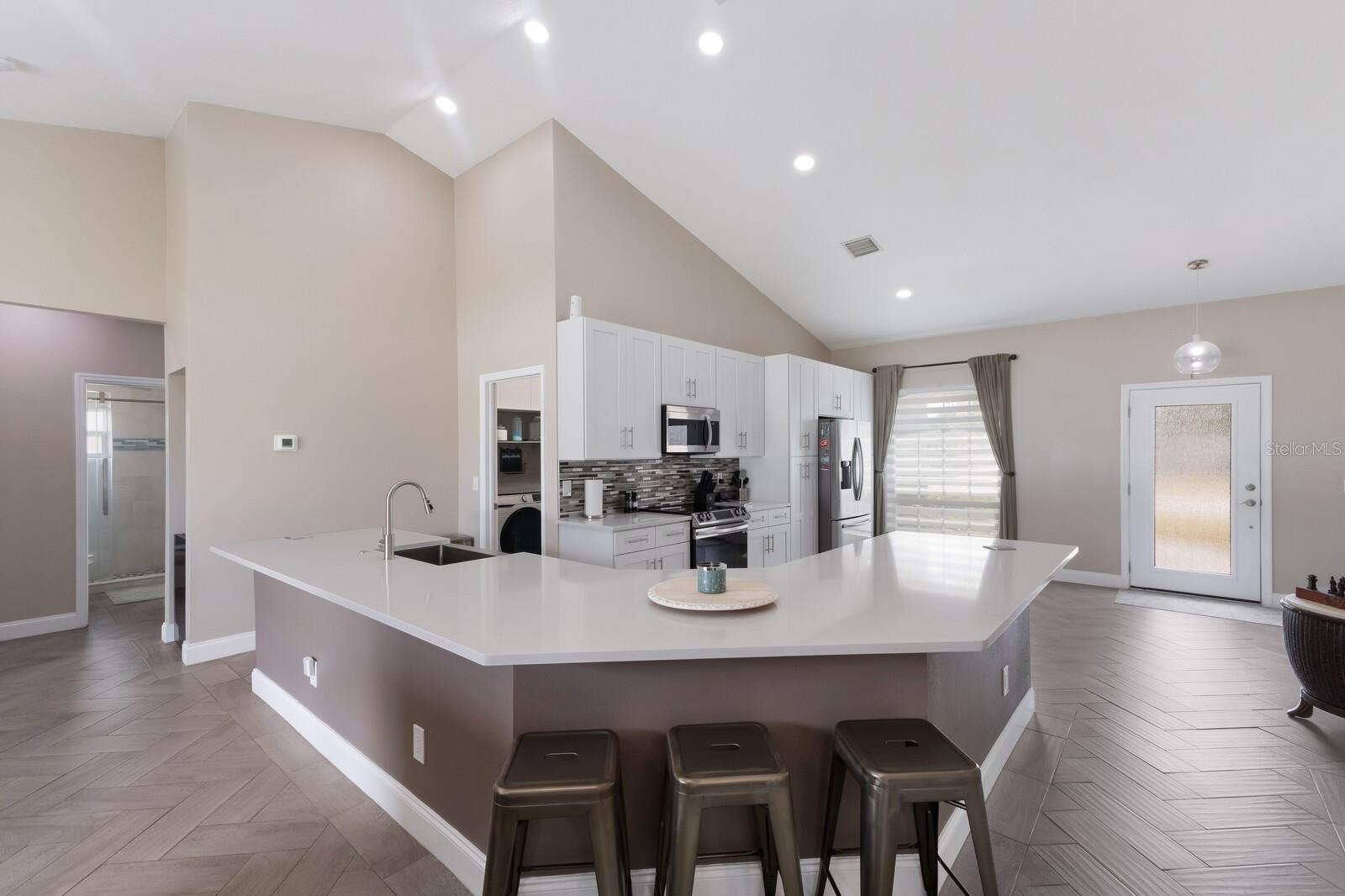 PALM LAKE ESTATES - Residential