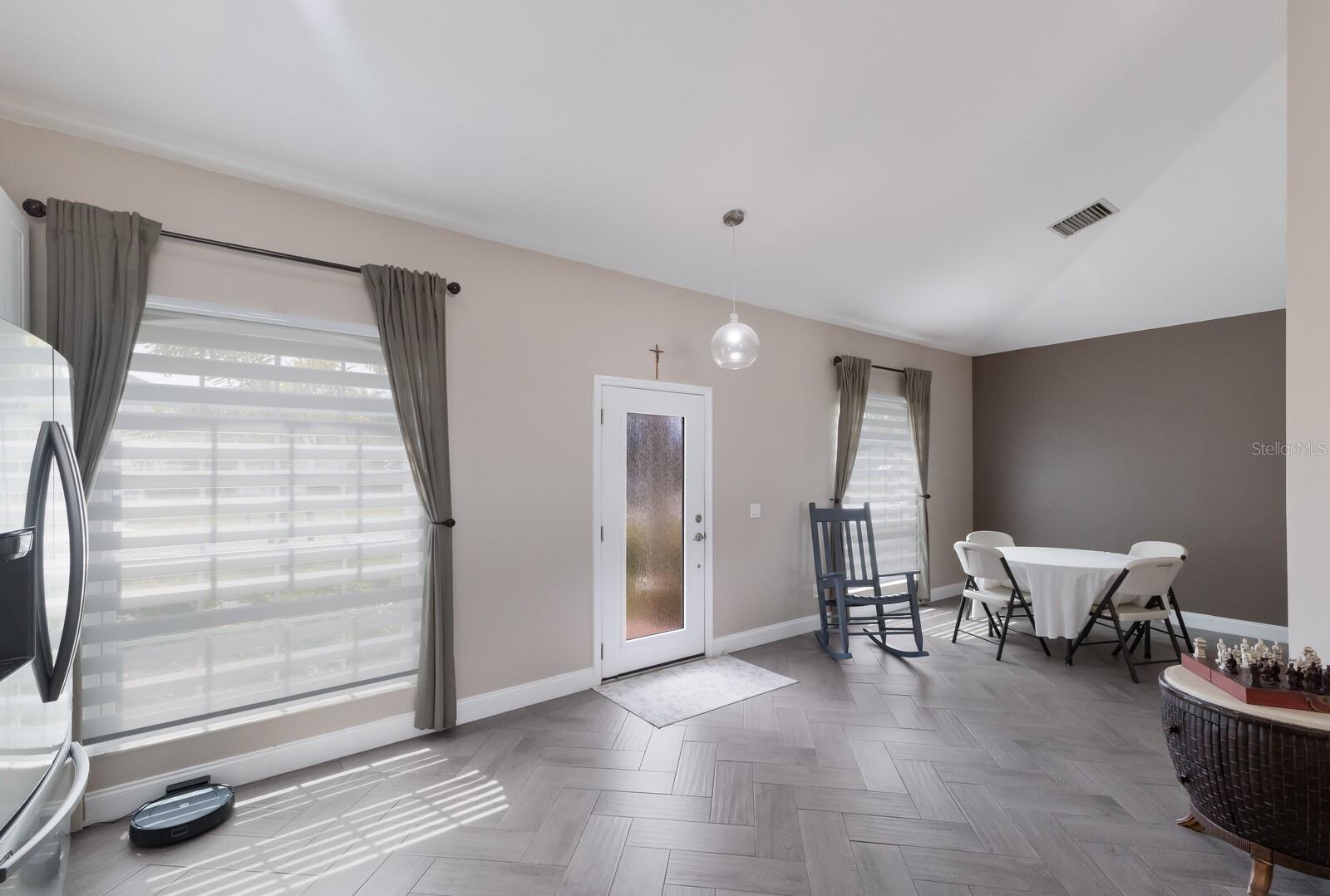 PALM LAKE ESTATES - Residential