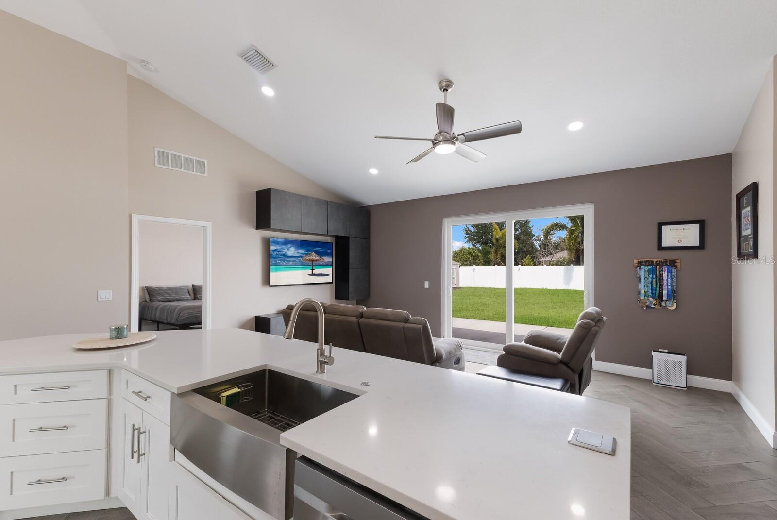 PALM LAKE ESTATES - Residential