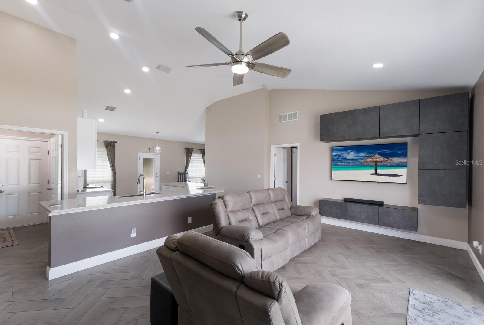 PALM LAKE ESTATES - Residential