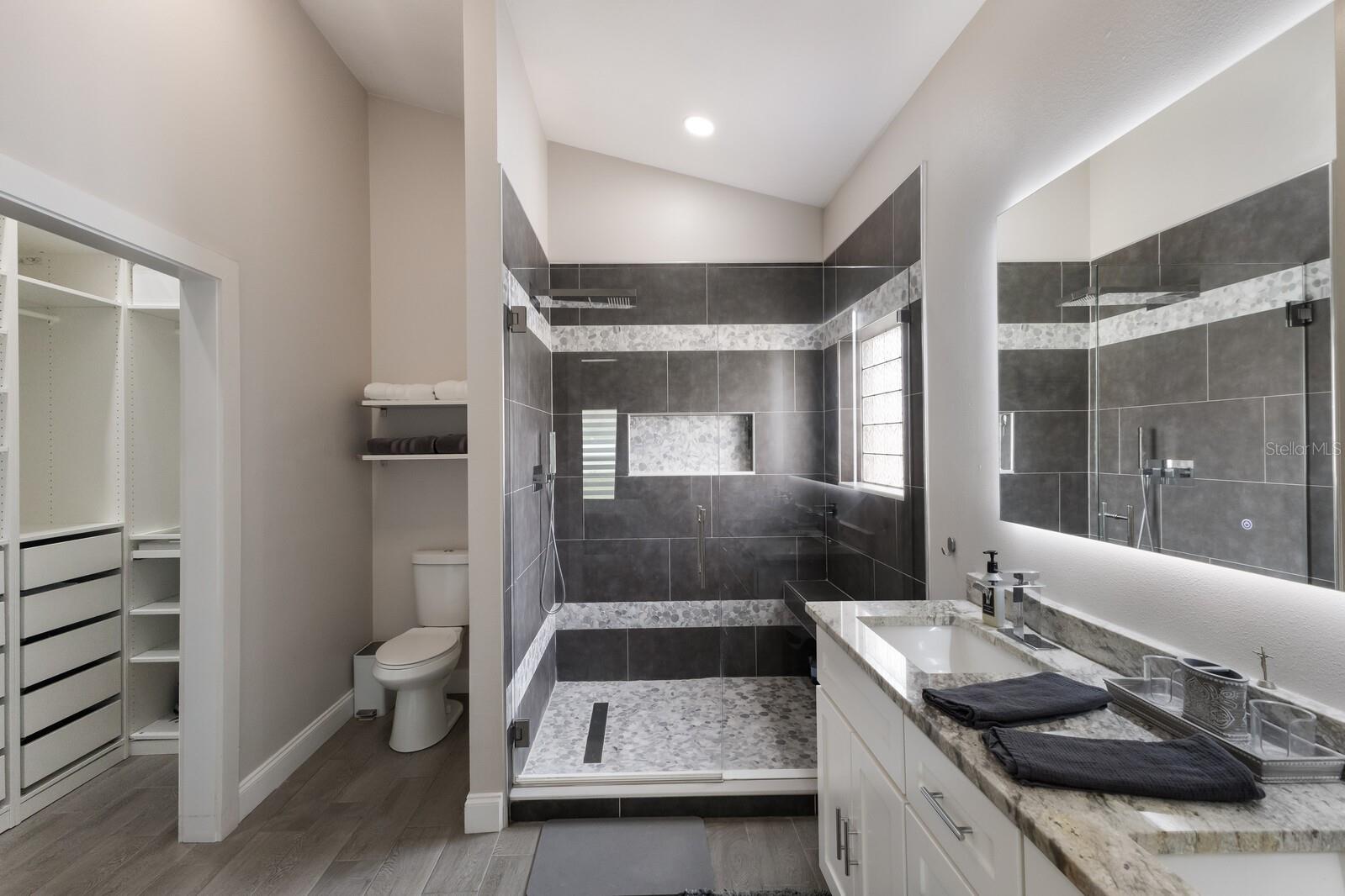 PALM LAKE ESTATES - Residential