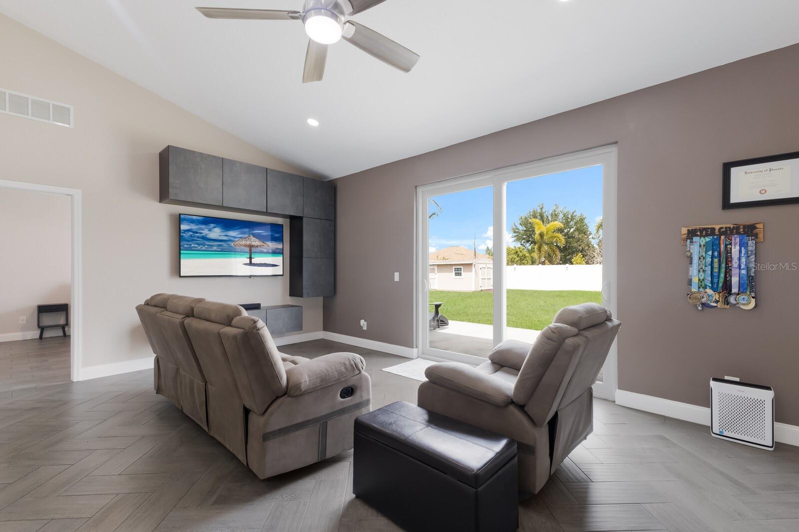 PALM LAKE ESTATES - Residential