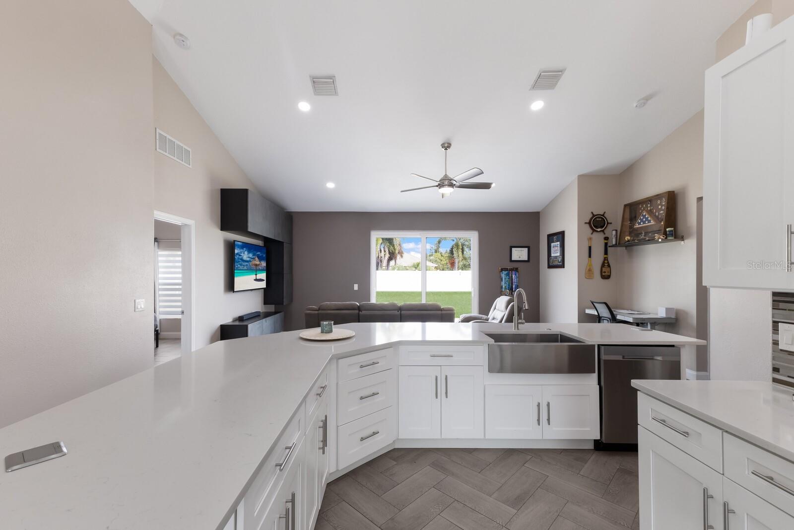 PALM LAKE ESTATES - Residential