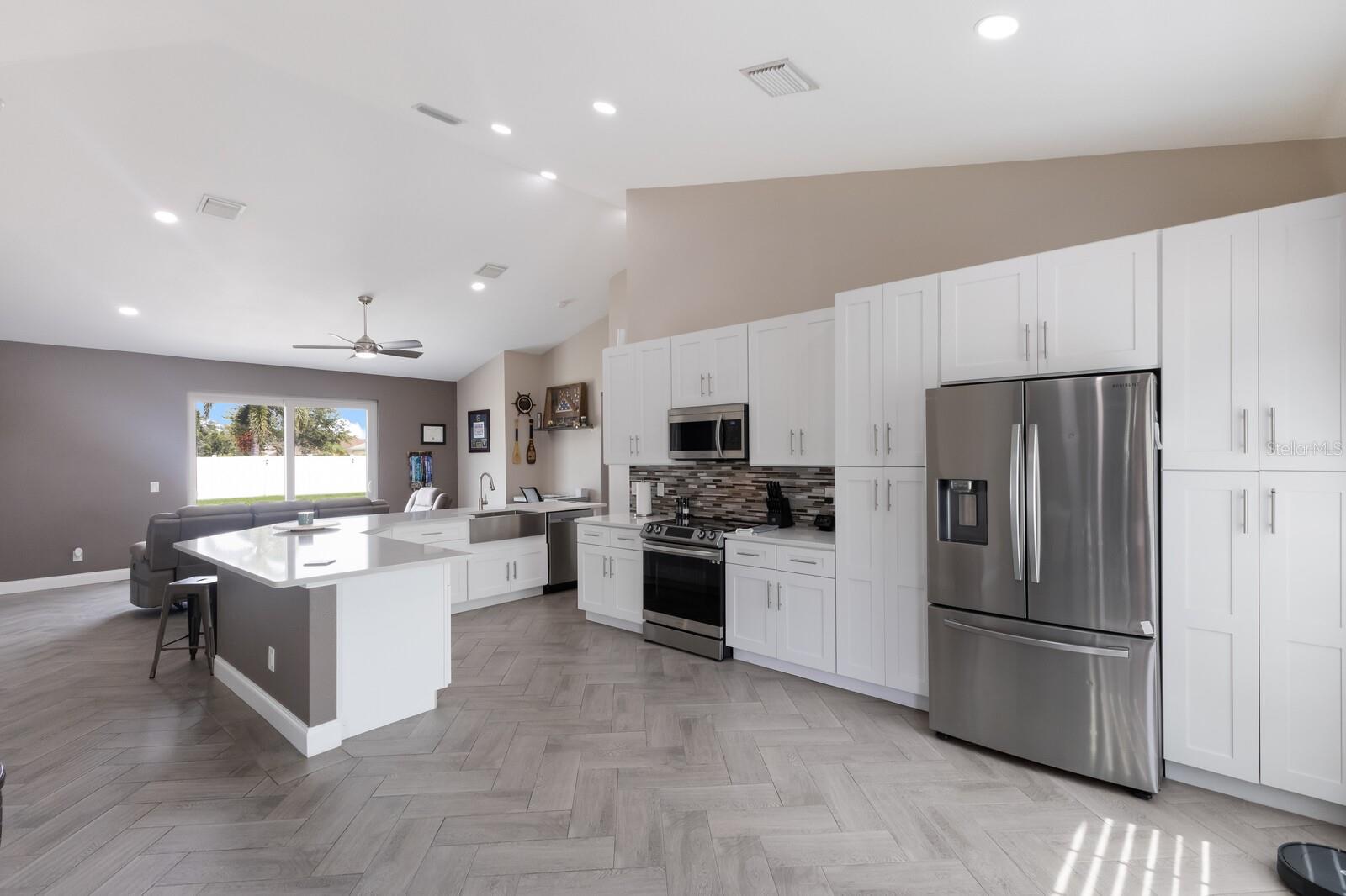 PALM LAKE ESTATES - Residential