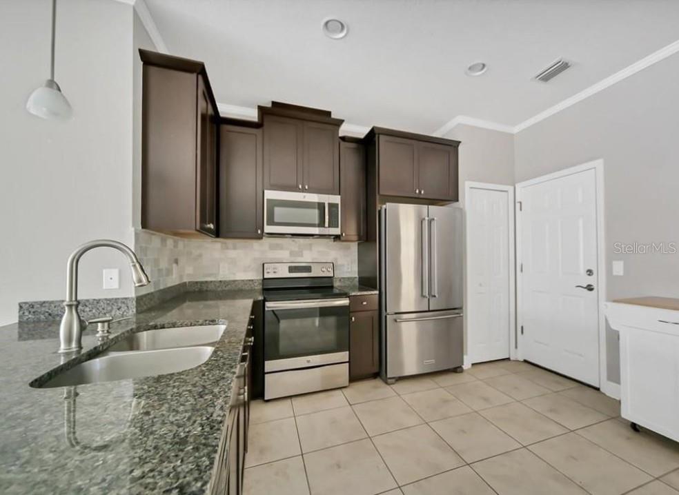 CREEKWOOD TWNHMS - Residential Lease