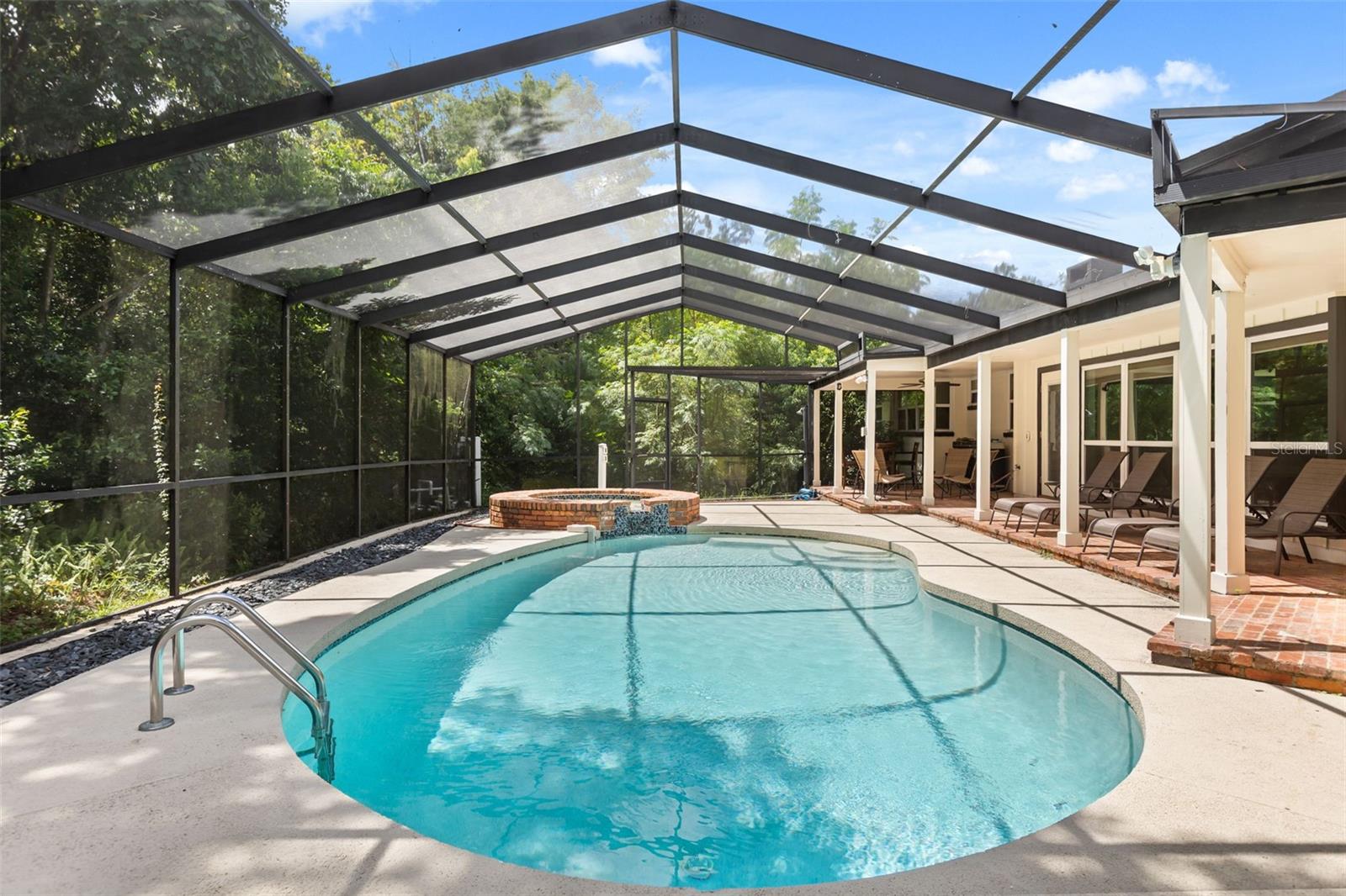1602 COUNTRY CLUB ROAD