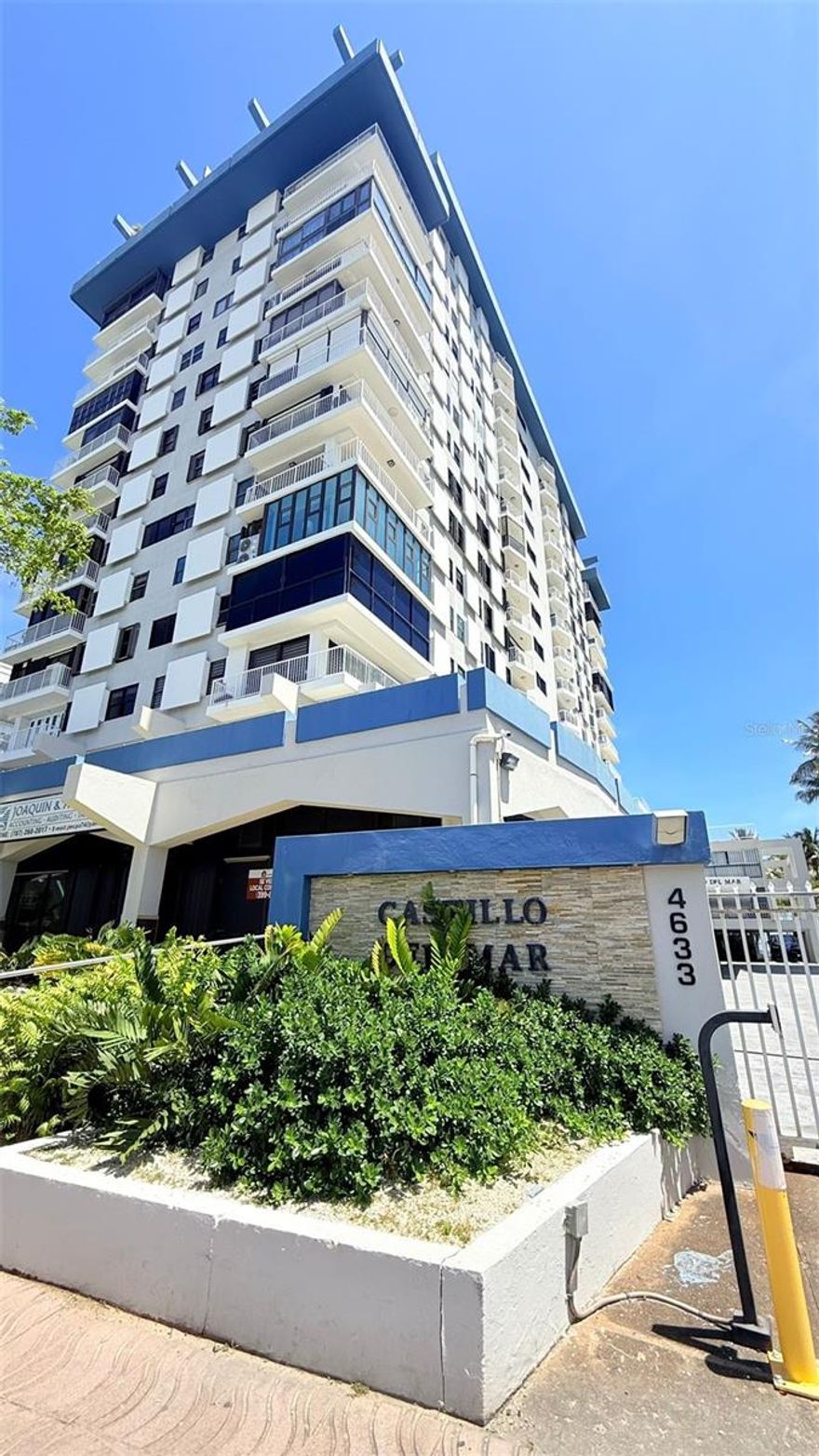 This beautiful apartment for sale at Castillo del Mar Condominium, located in Isla Verde, offers 620 square feet with one bedroom and one bathroom, and a truly charming side sea view. The living room is spacious and bright, the kitchen features modern cabinets and durable countertops, and the primary bedroom is comfortable with ample closet space. The full bathroom has modern fixtures. A good-sized balcony or terrace allows you to enjoy the sea breeze and the lateral sea view. The floors are easy to maintain and the windows maximize natural light. It includes assigned covered parking and 24/7 security with controlled access. The common areas include a pool ( on repair), a multipurpose room. Isla Verde is a coastal gem: sand beaches minutes from home, a wide range of restaurants, shops, and entertainment, vibrant nightlife, and a safe, walkable environment by the sea. Its location provides easy access to main roads and transit, convenient for daily commutes and weekend getaways. It’s an excellent choice for singles or couples seeking a sea view in a compact home, or for investors looking for a rental property in a high-demand tourist area.