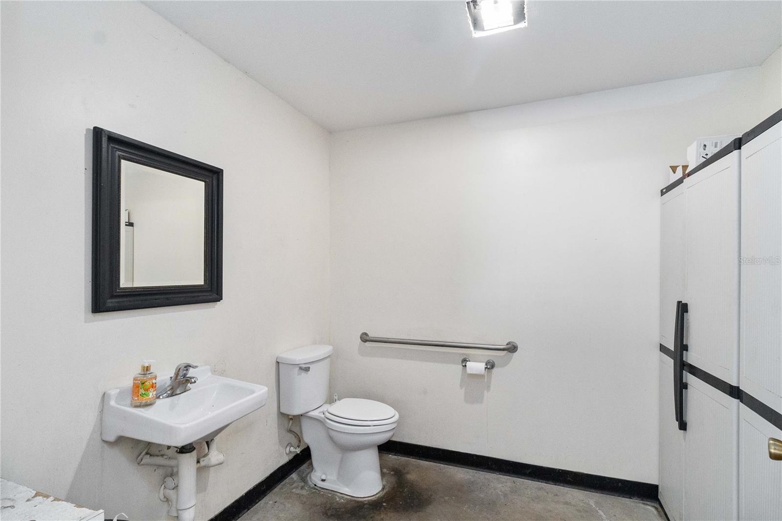 ORLANDOA-APOPKA AIRPORT COML - Commercial Sale