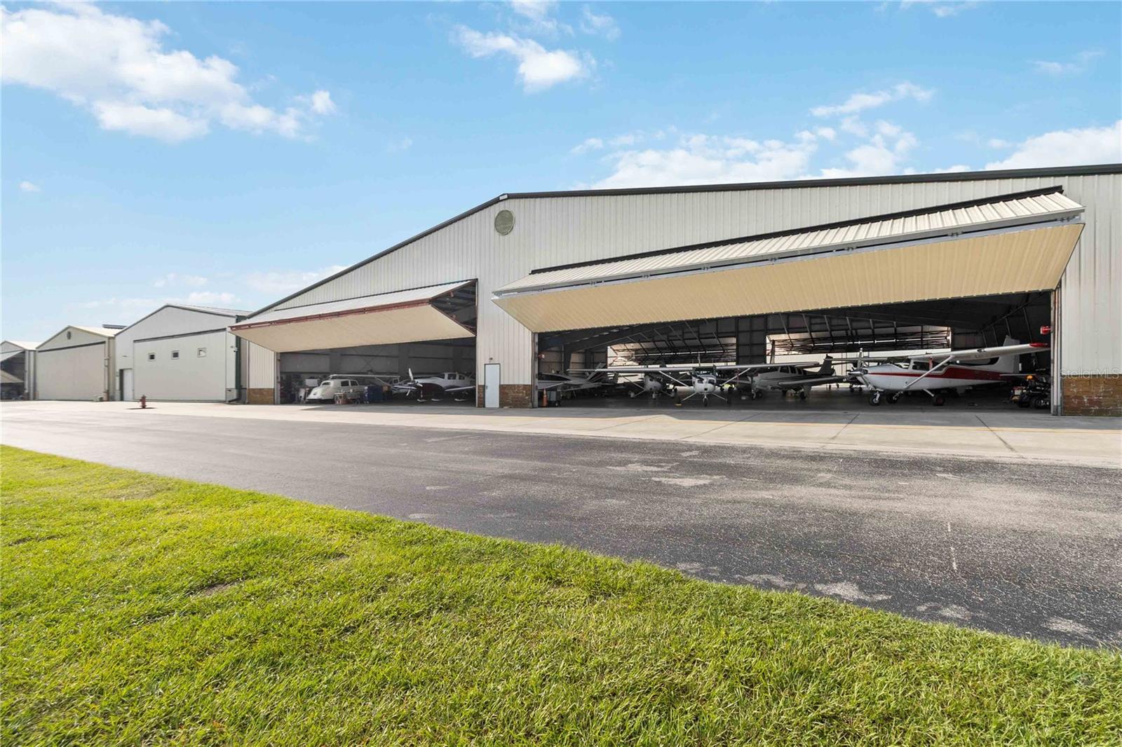 ORLANDOA-APOPKA AIRPORT COML - Commercial Sale