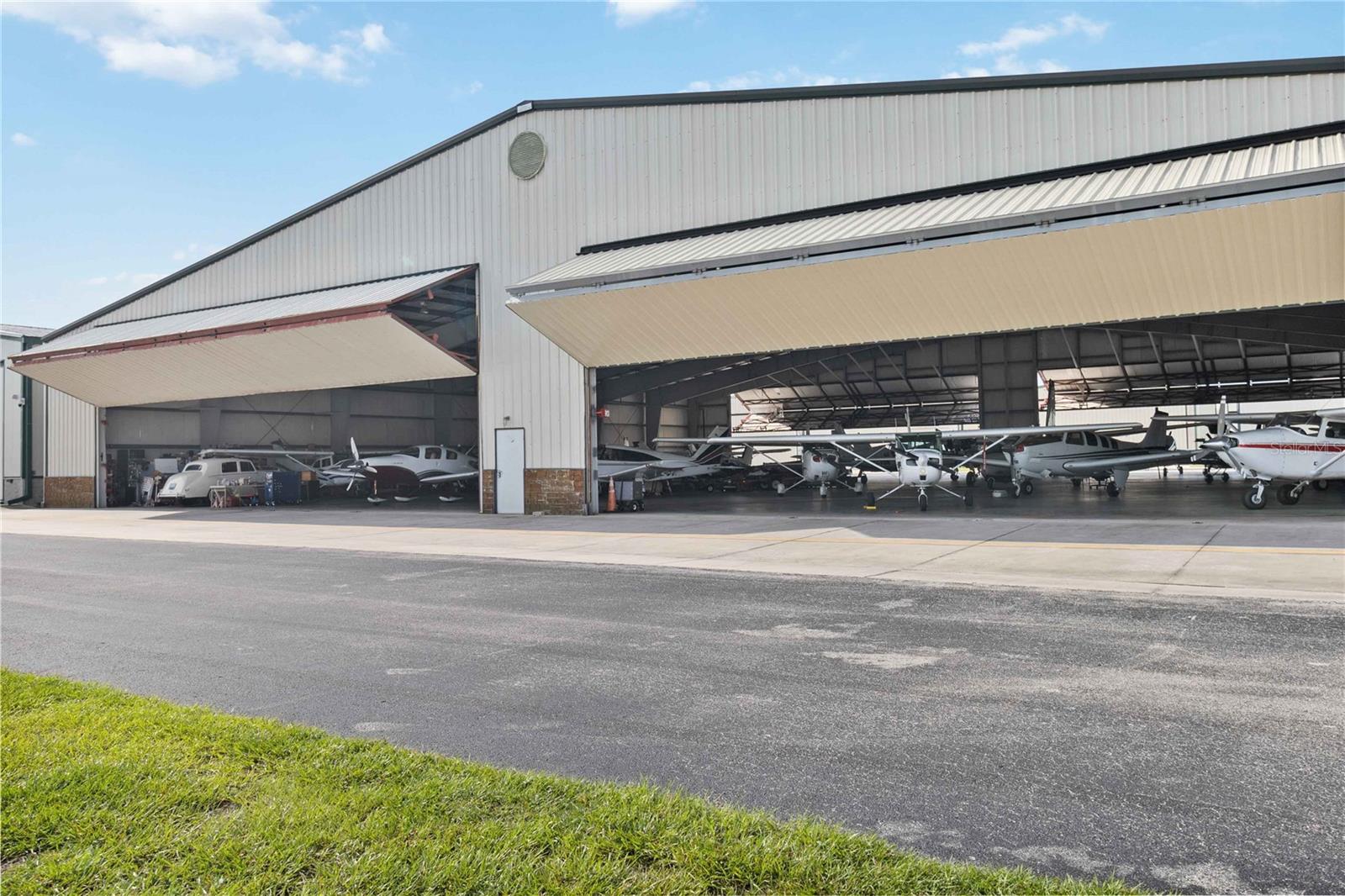ORLANDOA-APOPKA AIRPORT COML - Commercial Sale