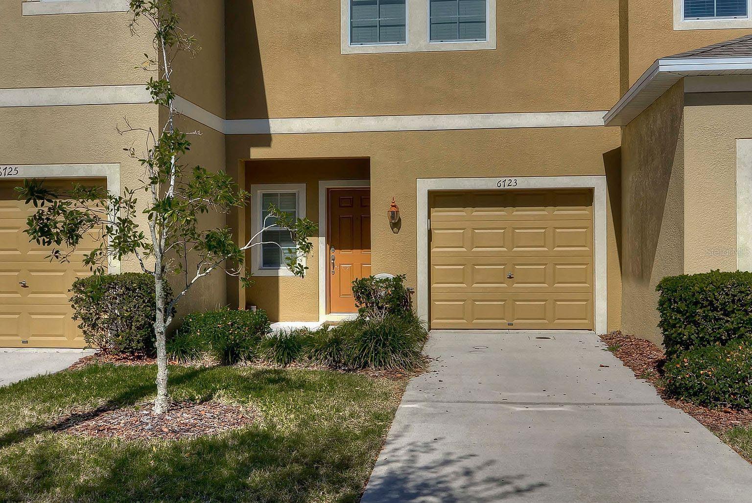 Property is in pre-foreclosure. Seller is extremely motivated.
2BR/2BA townhome in Oak Creek Community, Riverview. 1,207 sqft with 1-car attached garage. Linden floor plan by Taylor Morrison. Both bedrooms upstairs with en-suite baths and large closets. Master bath includes dual sinks and tub/shower combo. Upstairs laundry room between bedrooms. Tile flooring on main level. Open-concept kitchen/living area with access to screened-in porch. Central A/C. Masonry construction with stucco exterior and composition roof.