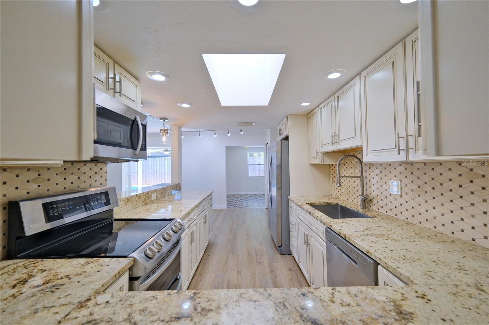 PALM LAKES - Residential