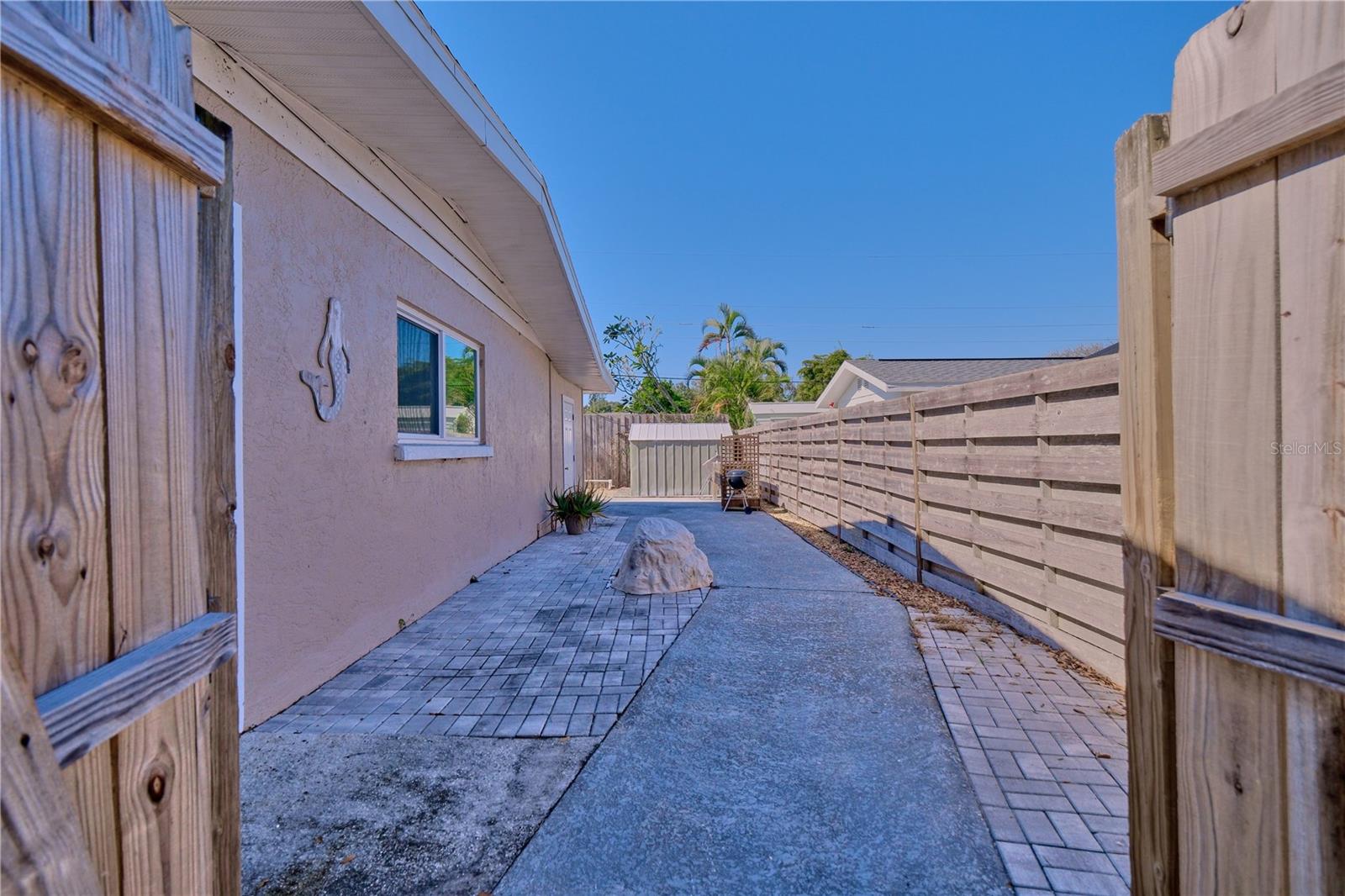 PALM LAKES - Residential