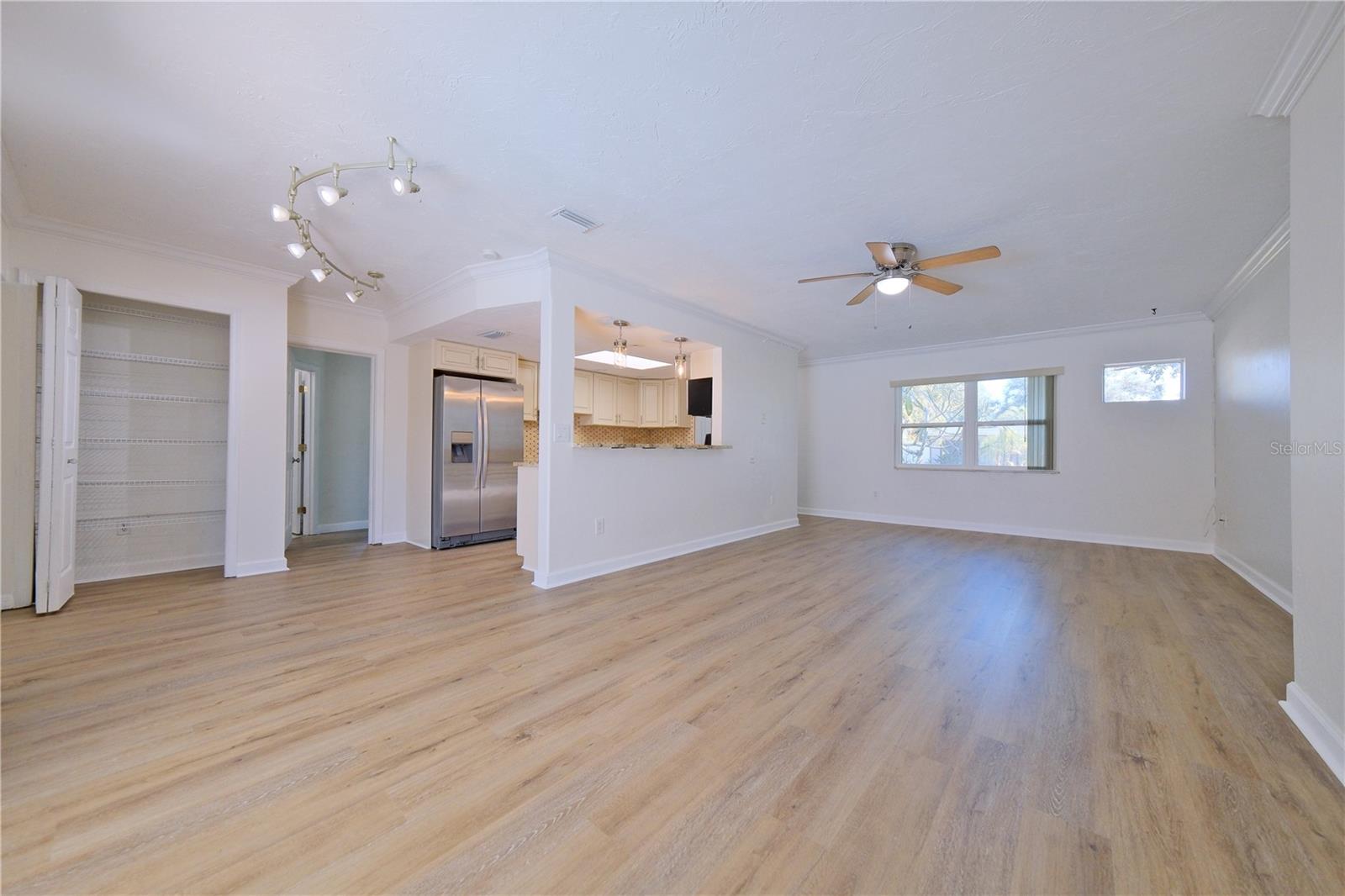 PALM LAKES - Residential