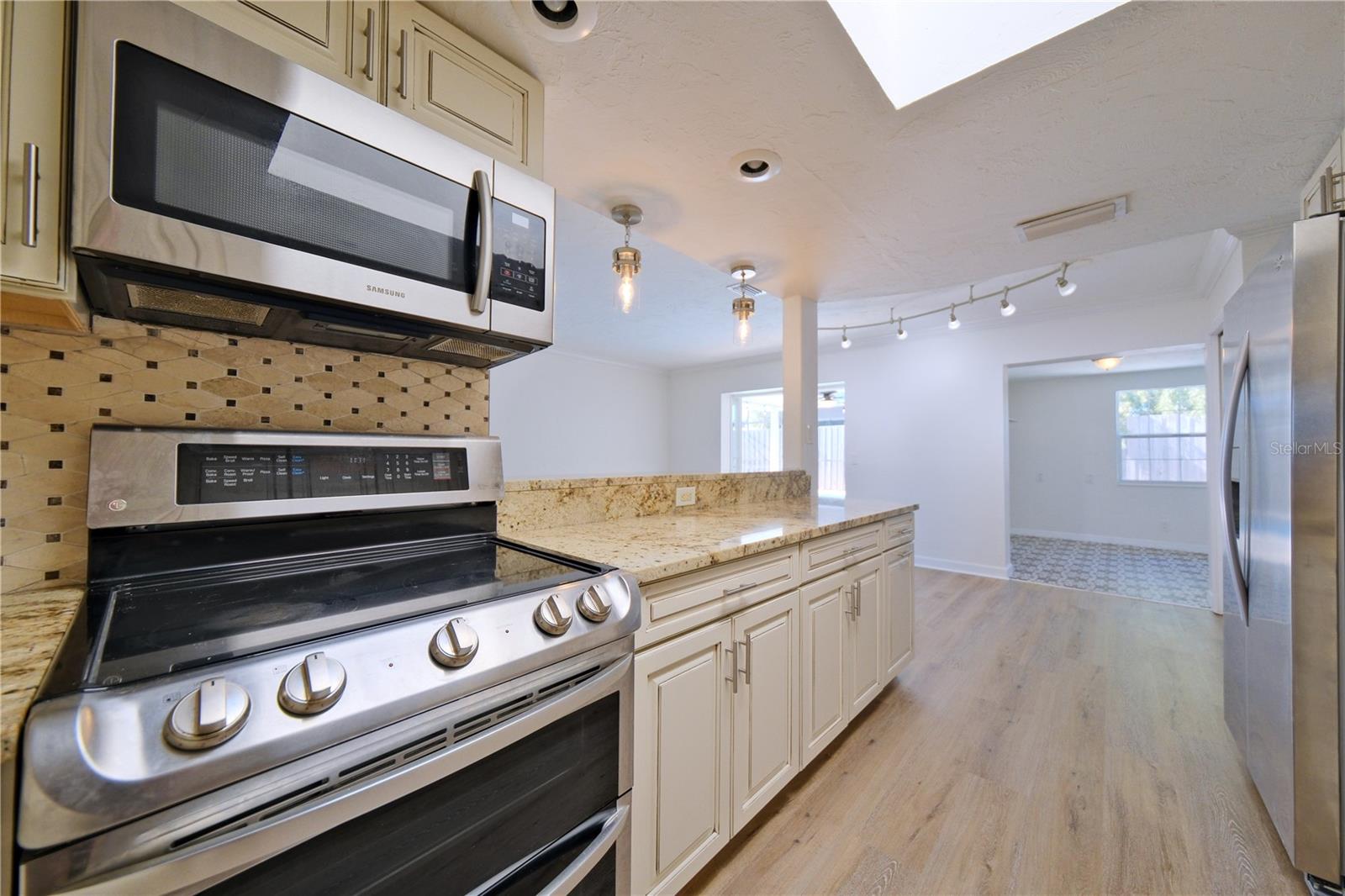 PALM LAKES - Residential