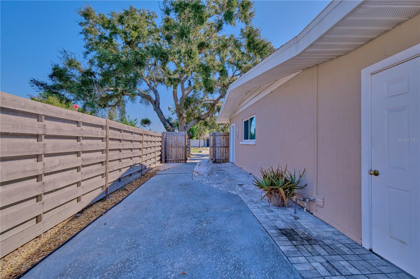 PALM LAKES - Residential