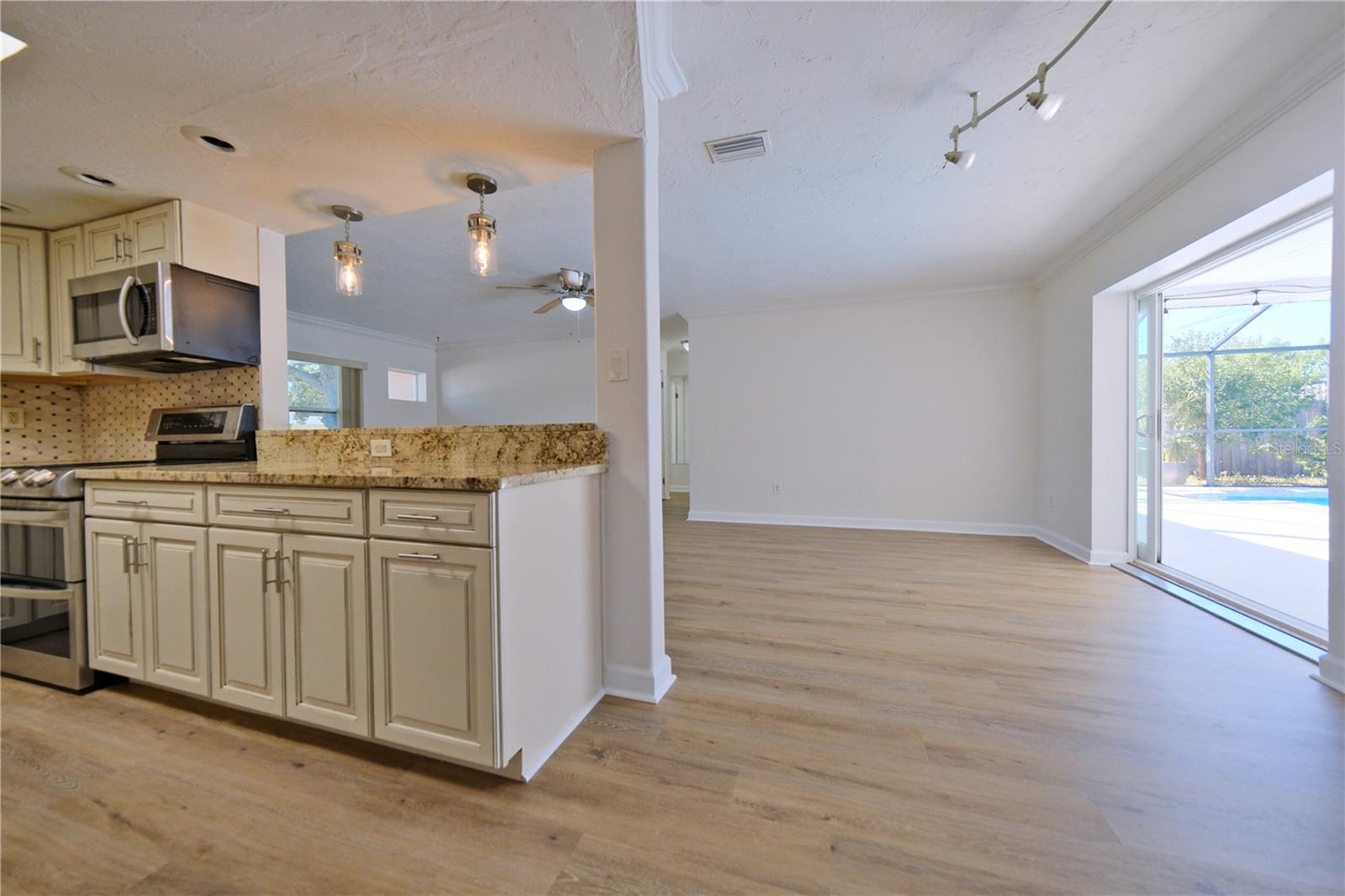 PALM LAKES - Residential