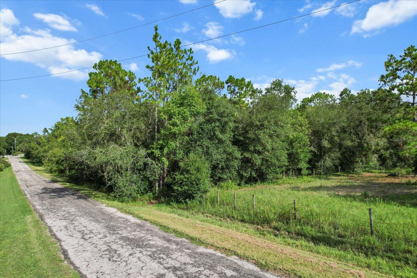 WHISPERING OAKS - Land