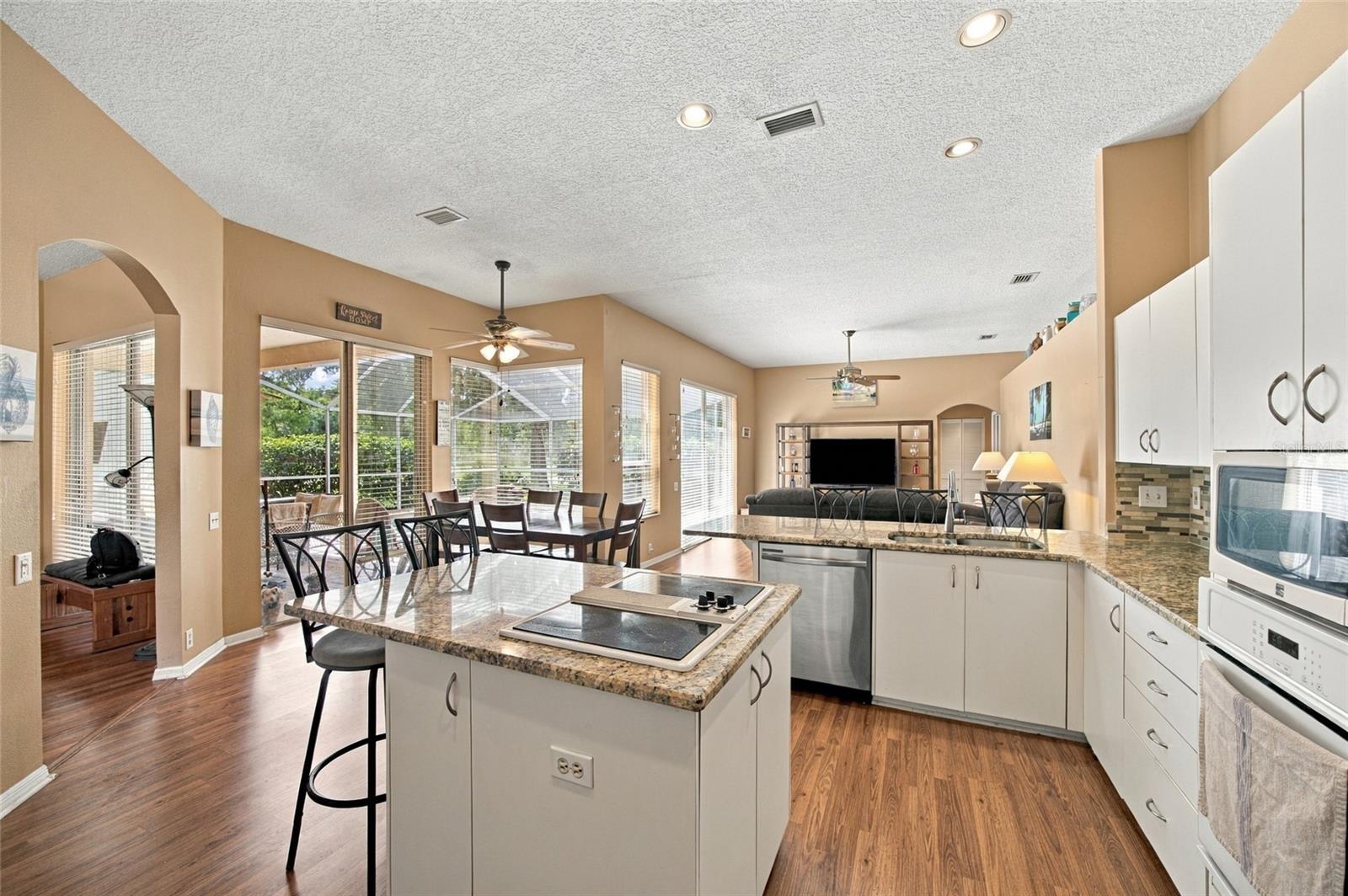 878 CENTERWOOD DRIVE